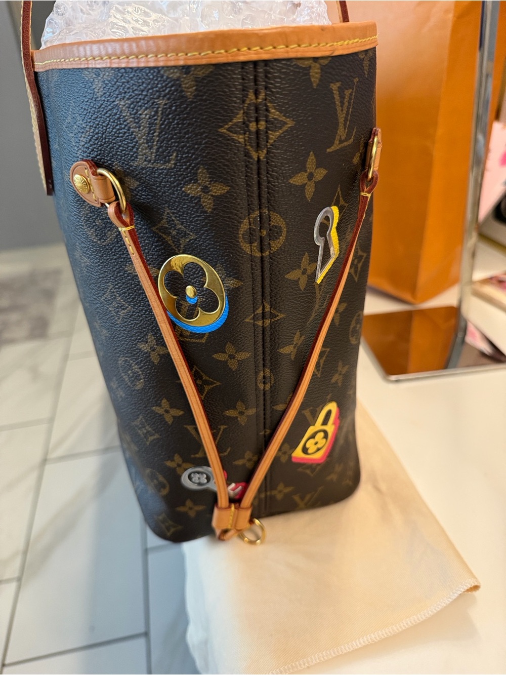 Louis Vuitton Neverfull MM : Limited Edition Love Lock 🥰♥️ - Picture 4 of 15